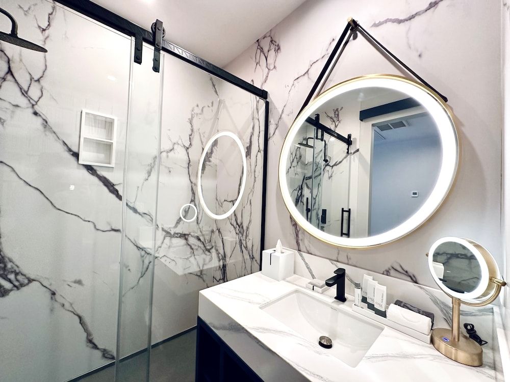 Chez Hotel Arlington Heights Luxury Room, 1 King Bed 8