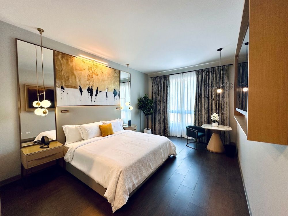 Chez Hotel Arlington Heights Luxury Room, 1 King Bed 4