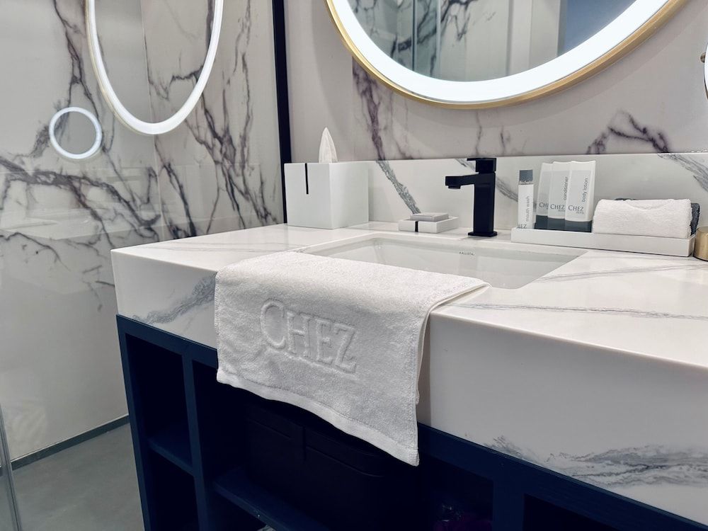 Chez Hotel Arlington Heights Luxury Room 1 King Accessible/Hearing 5