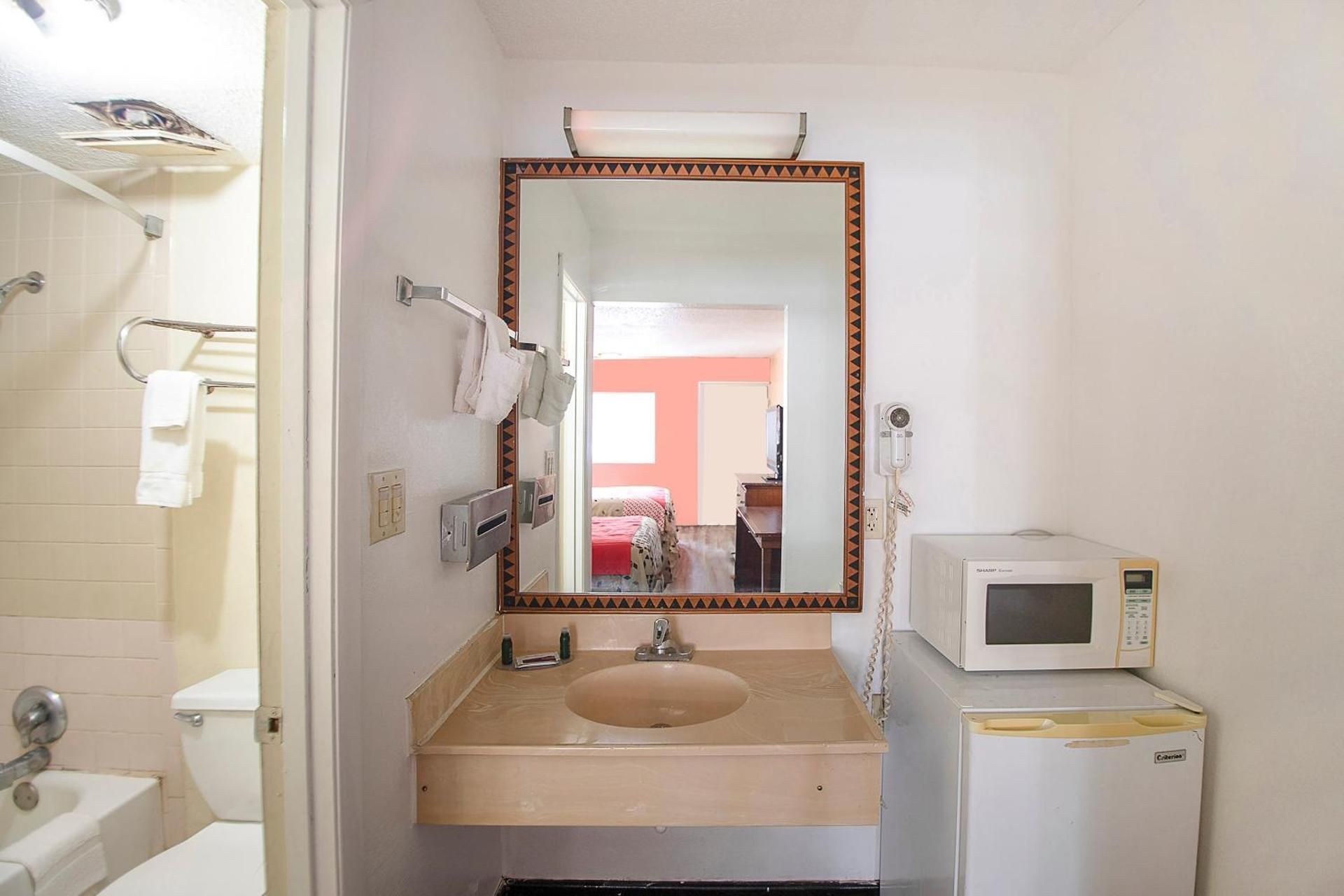 Hotel O Daylight Inn Elkhart I-90, IN 2 Queen Bed 3