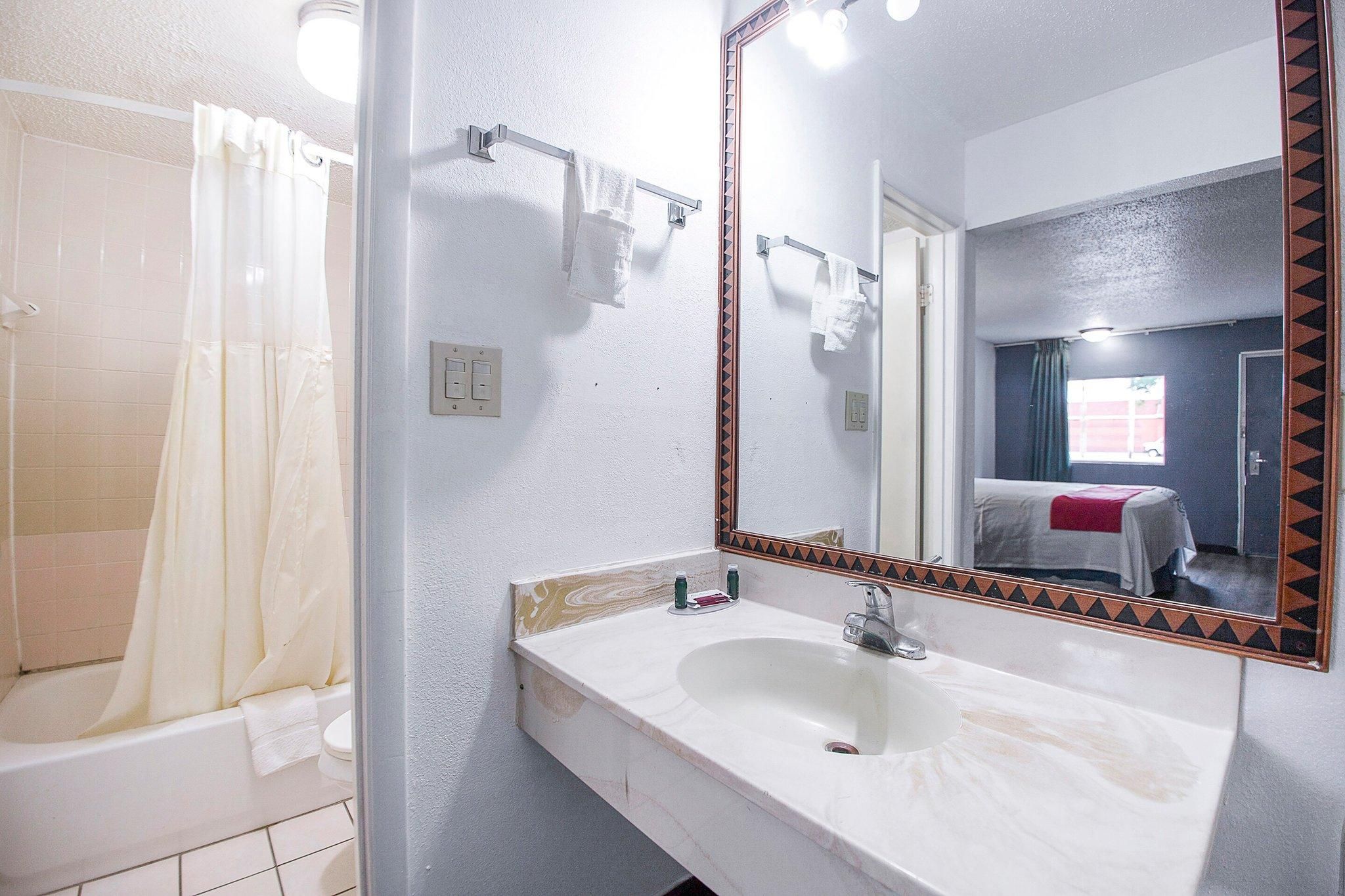 Hotel O Daylight Inn Elkhart I-90, IN Premium King Bed 3