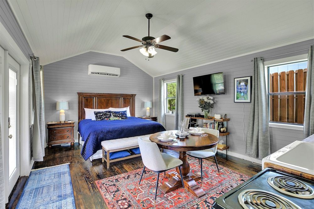 Cottage, 1 King Bed, Patio, Mountain View