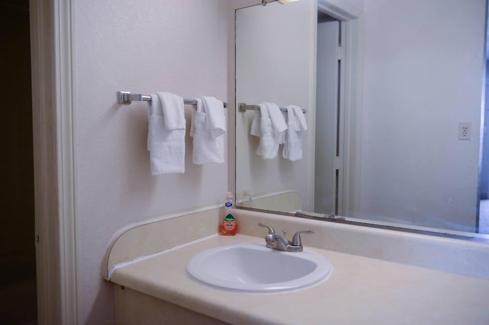 Relax Inn Basic Studio, Smoking 2