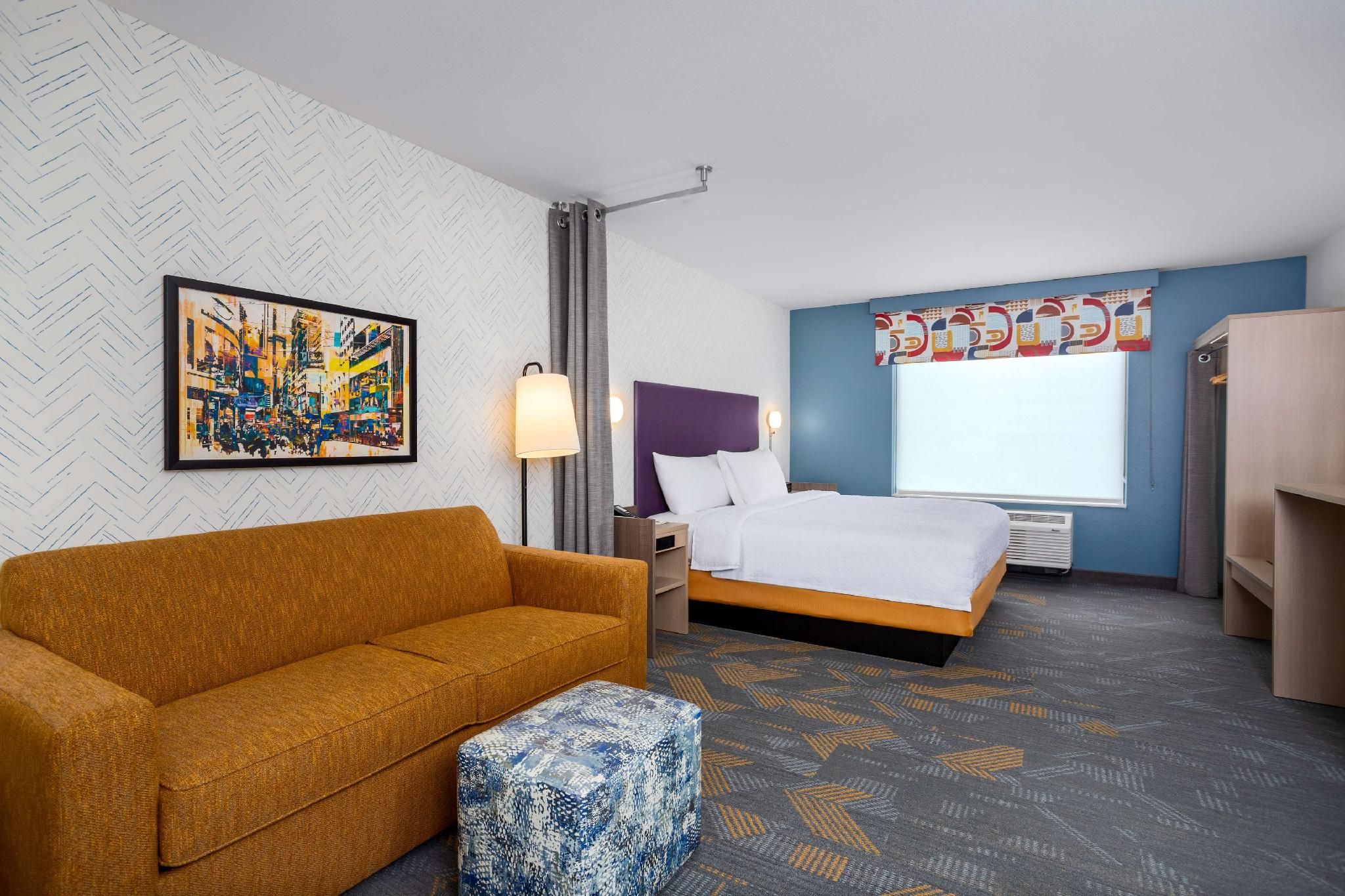 KING BED HEARING ACCESSIBLE 1 BEDROOM SUITE