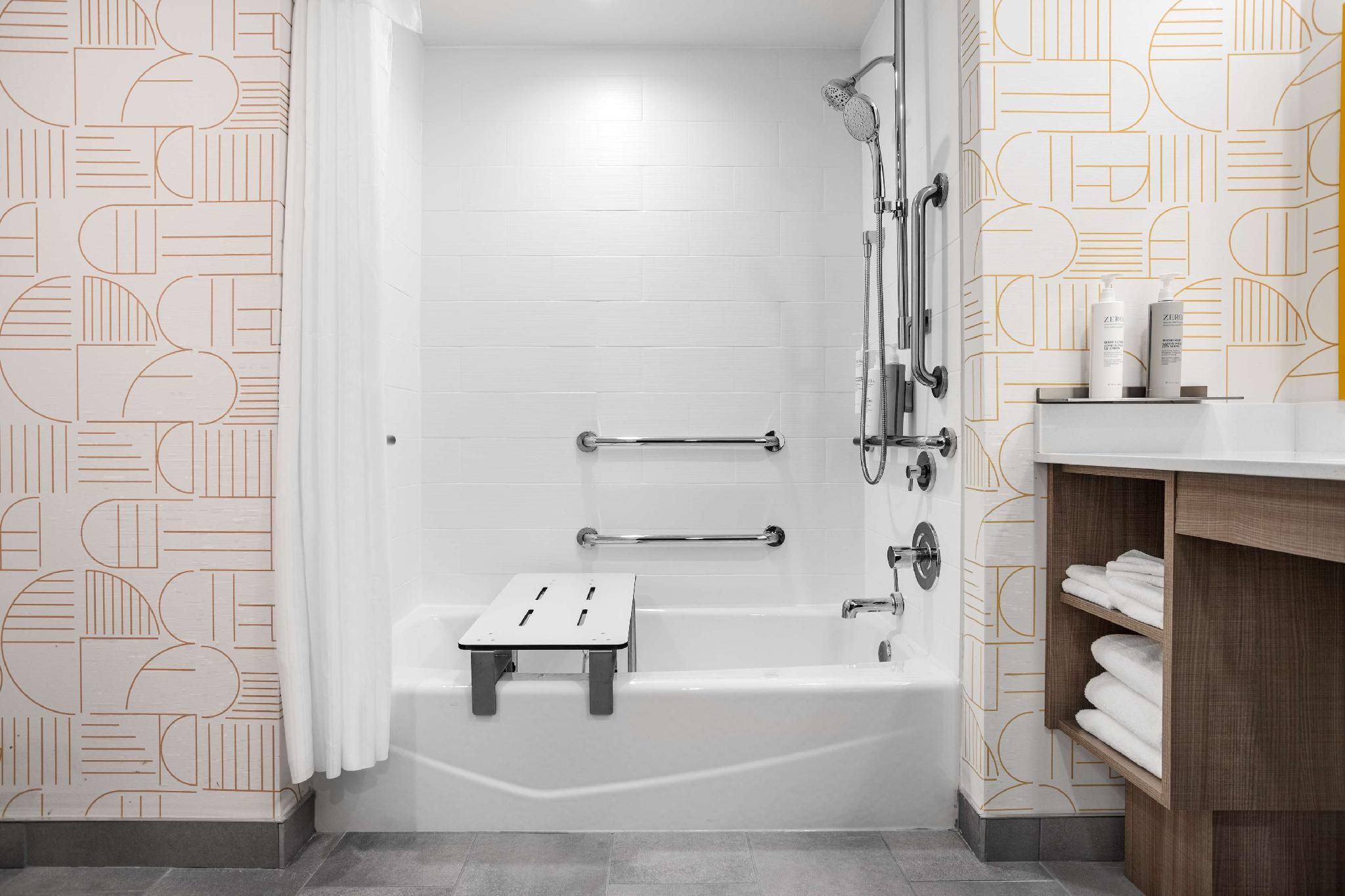 King Bed Mobility/Hear Access Tub 1 Bdrm Suite