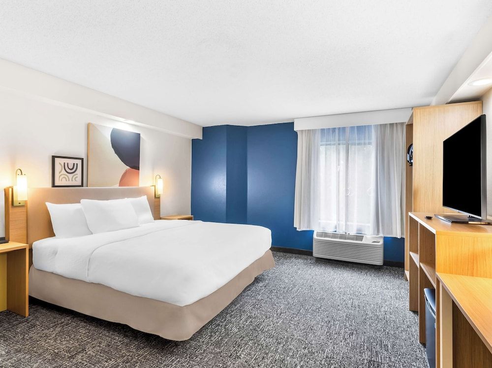 Spark by Hilton Augusta Room, 1 King Bed, Accessible (Mobility & Hearing, Roll-in Shower) 3