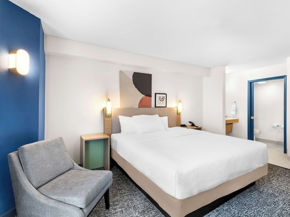 Spark by Hilton Augusta Room, 1 King Bed, Accessible (Mobility & Hearing, Roll-in Shower) 5