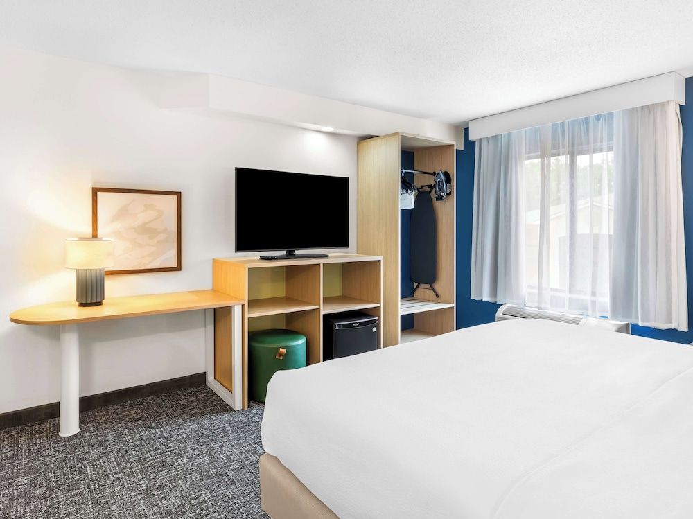 Spark by Hilton Augusta Room, 1 King Bed, Accessible (Mobility & Hearing, Roll-in Shower) 6
