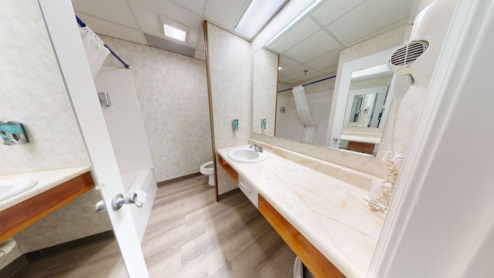 Presque Isle Hotel Standard Room, 1 King Bed 6