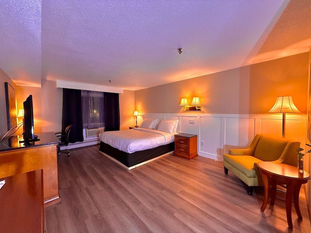 Presque Isle Hotel Standard Room, 1 King Bed 2