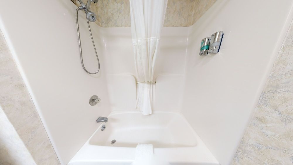 Presque Isle Hotel Standard Room, 1 King Bed 5