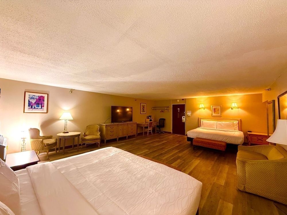 Presque Isle Hotel King Suite 4