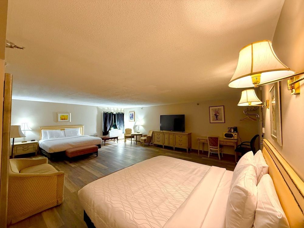 Presque Isle Hotel King Suite 3