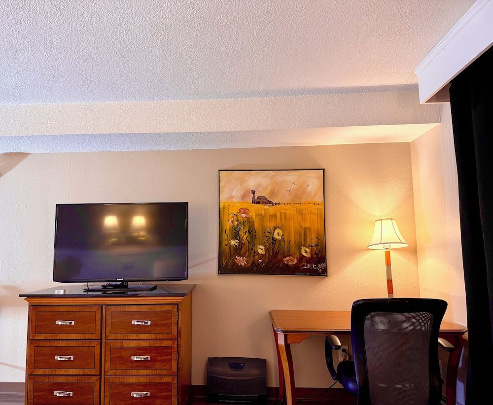 Presque Isle Hotel Standard Room, 1 King Bed 8