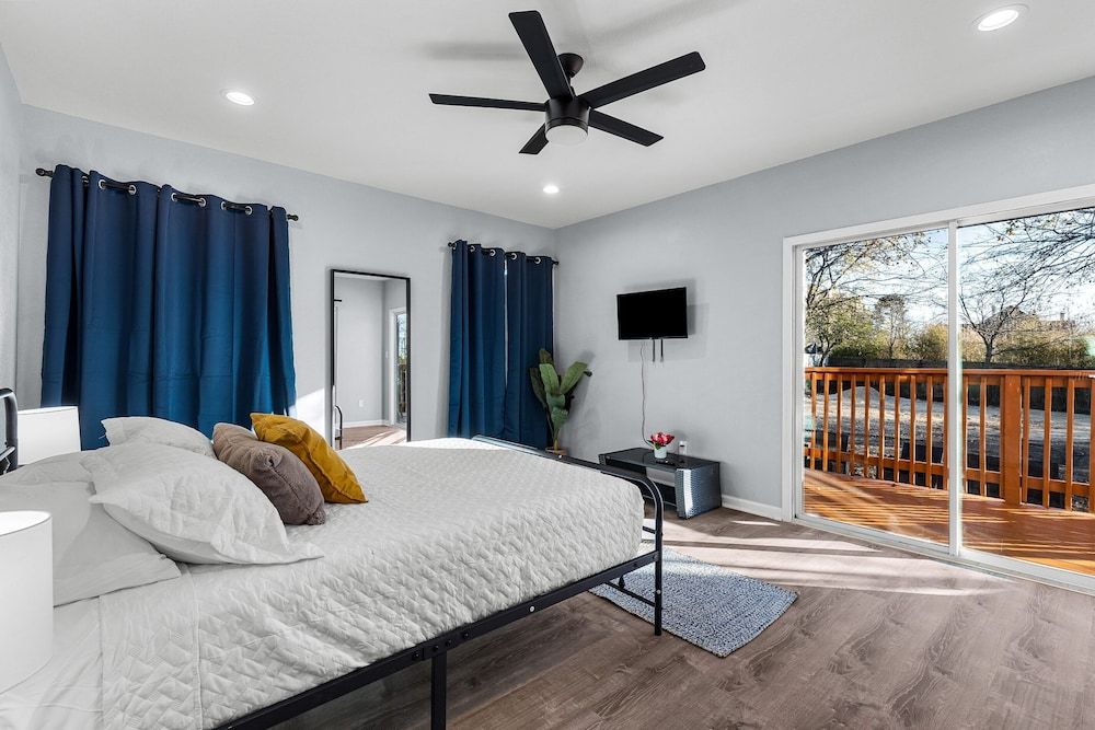 Inviting 4br/2.5ba Downtown Home With Ample Space!