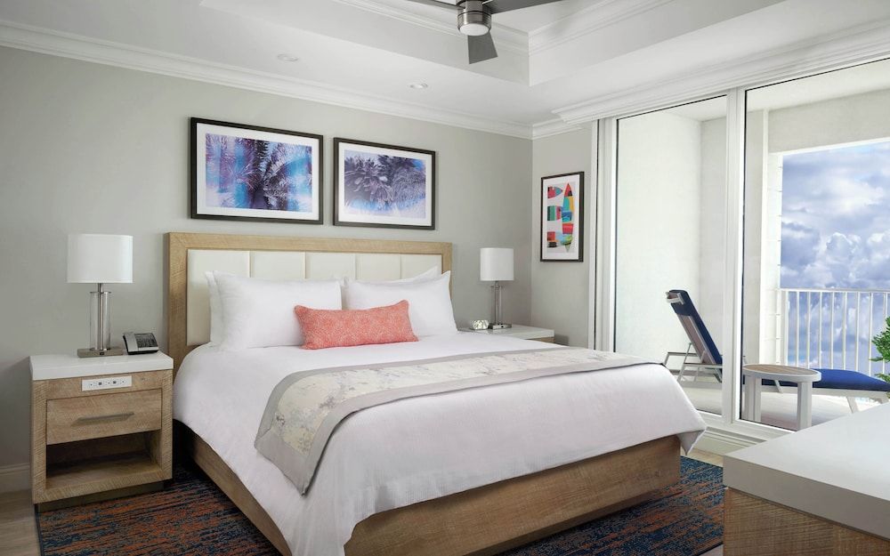 Suite, 1 King Bed, Accessible, Bathtub