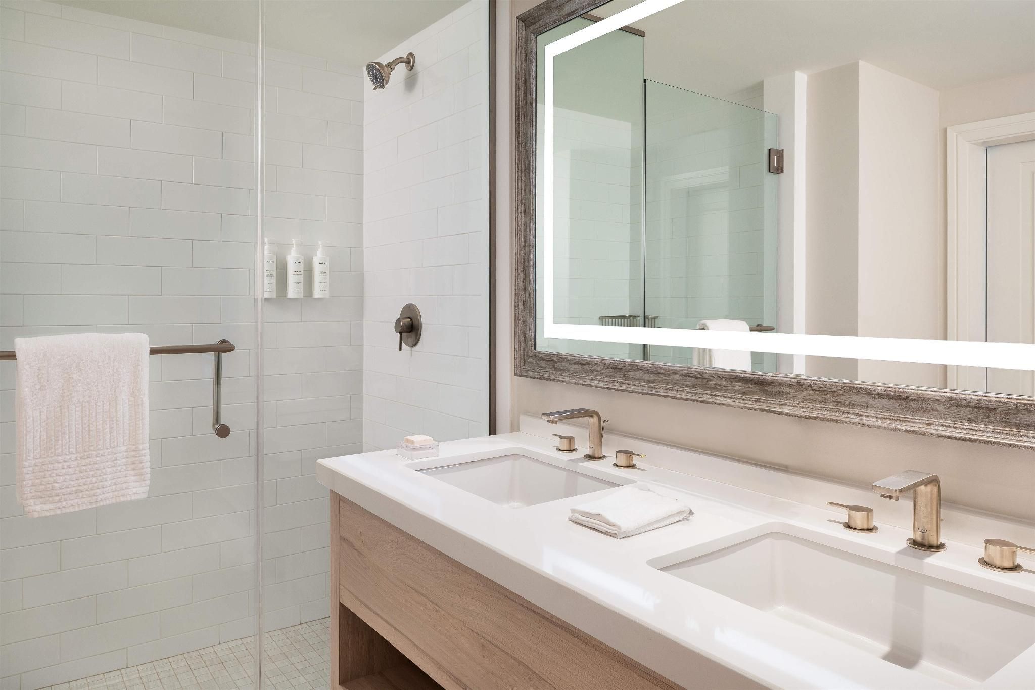 1 KING MOBILITY/HEARING ACCESS W/RI SHWR