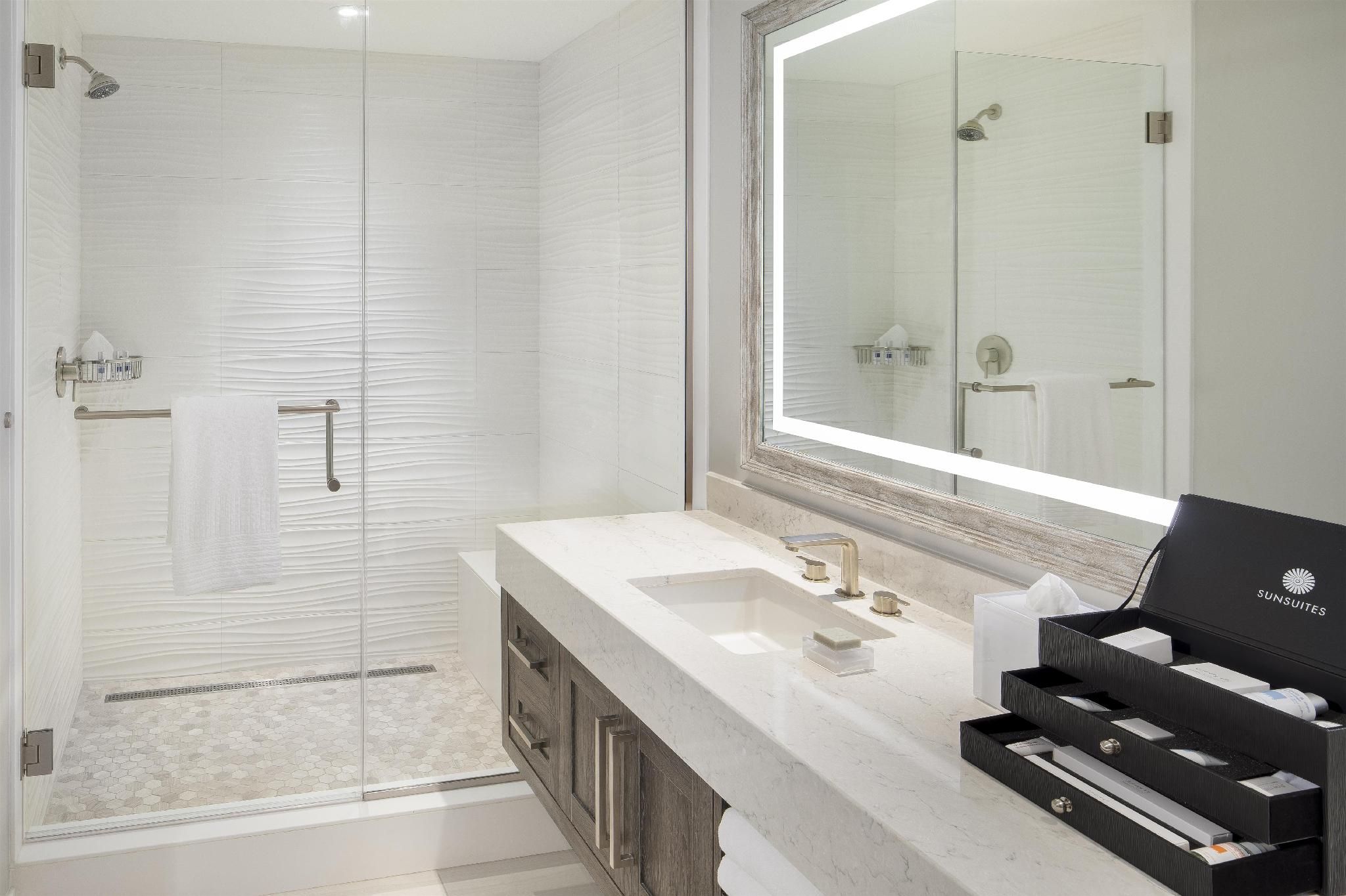 Sunseeker Resort Florida Gulf Coast, Curio Collection Hilton 1 King Harbor View Hearing Accessible 2