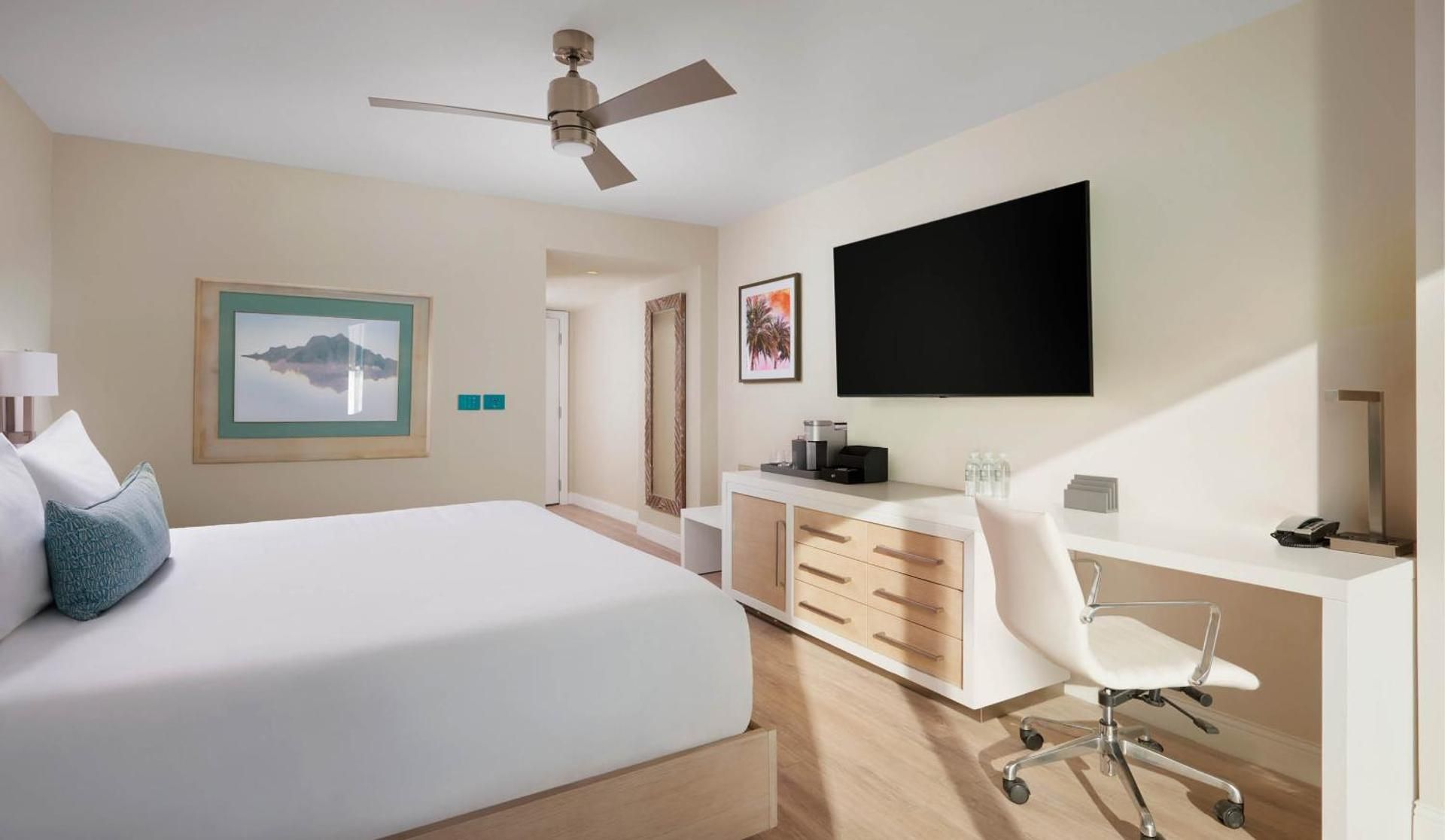 1 KING MOBILITY/HEARING ACCESSIBLE W/BATHTUB