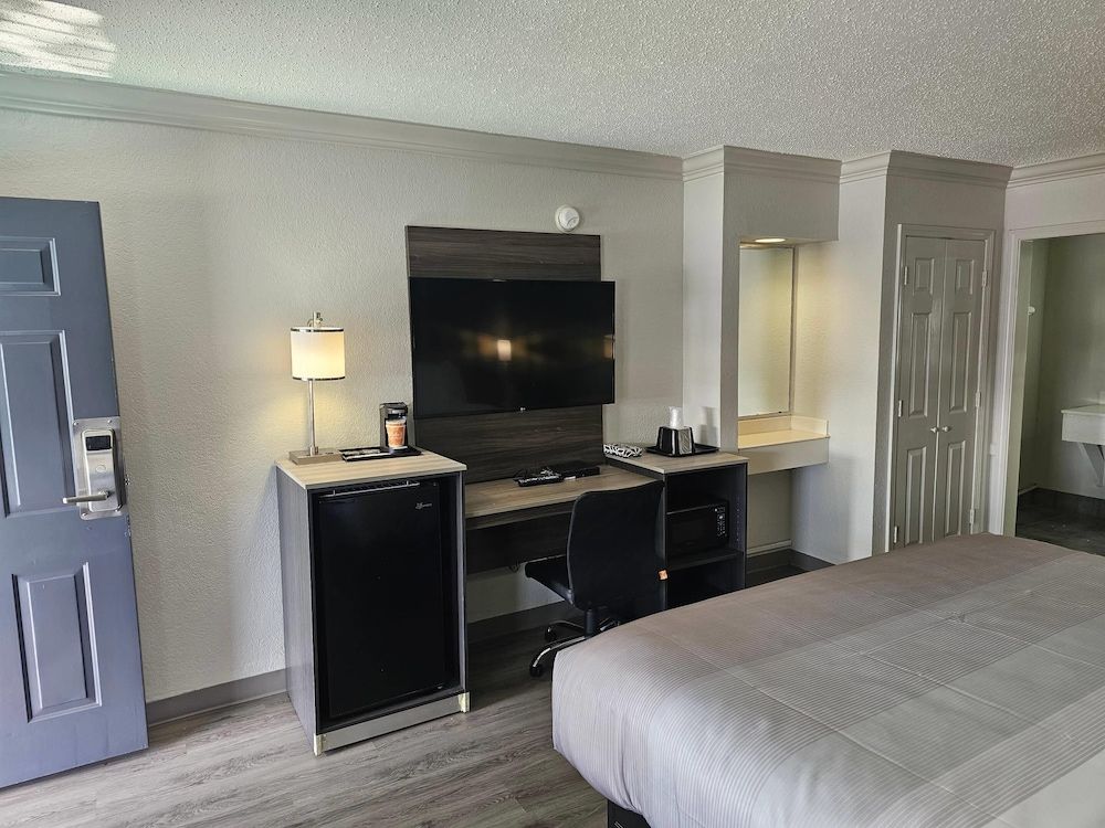 Quality Inn & Suites Standard Room, 1 King Bed, Non Smoking 10