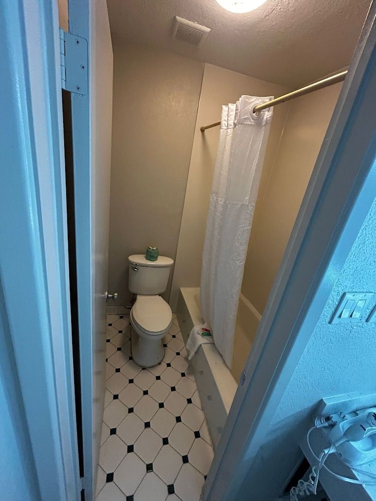 Quality Inn & Suites Standard Room, 1 King Bed, Non Smoking 7