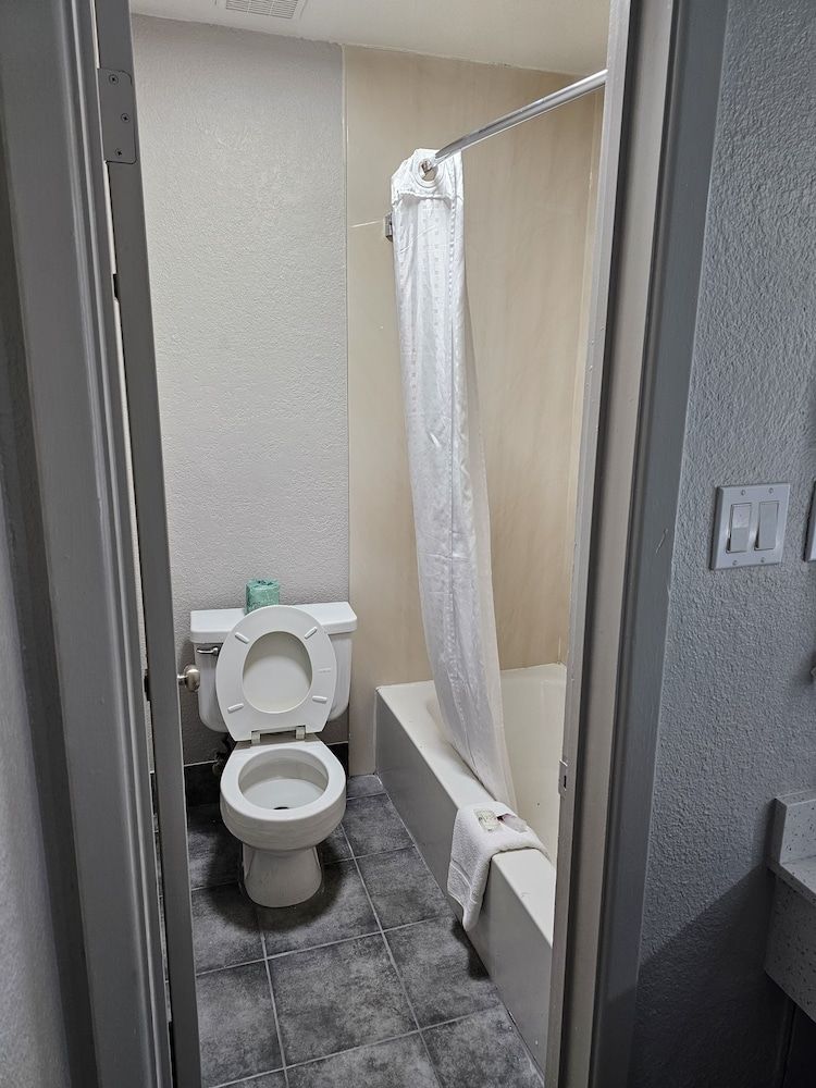 Quality Inn & Suites Standard Room, 1 King Bed, Non Smoking 4