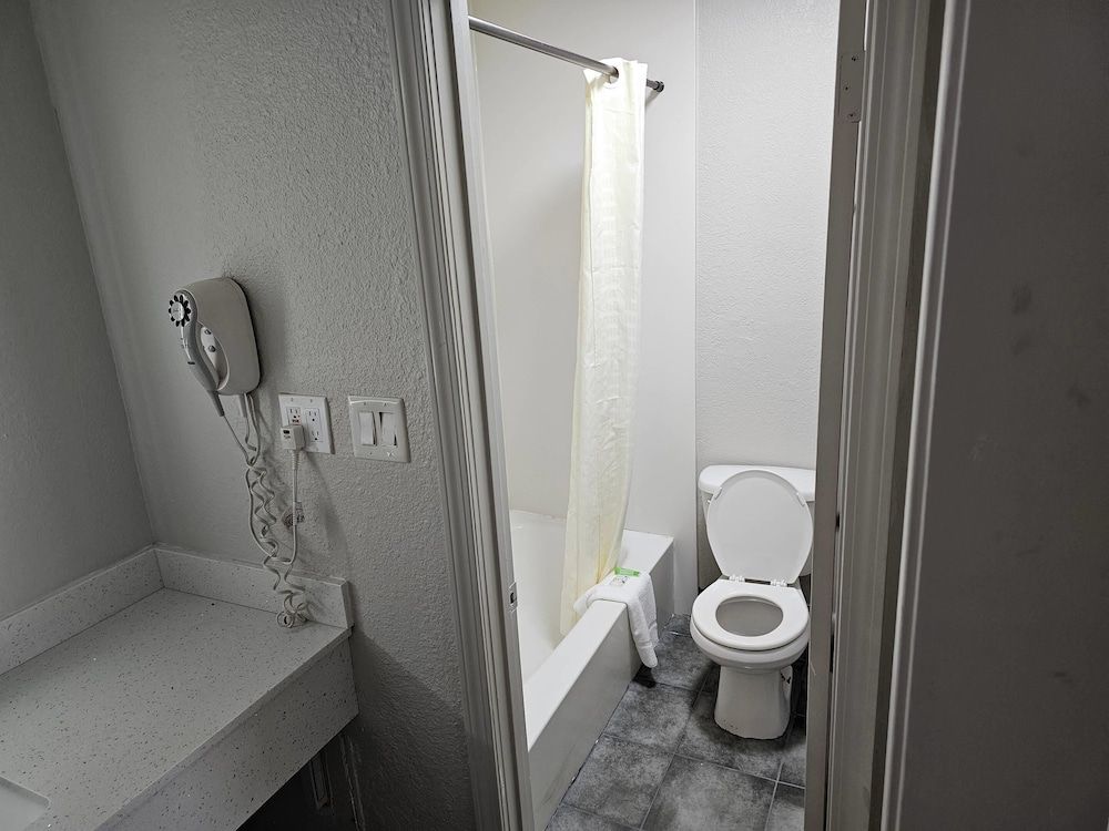 Quality Inn & Suites Standard Room, 1 King Bed, Non Smoking 8