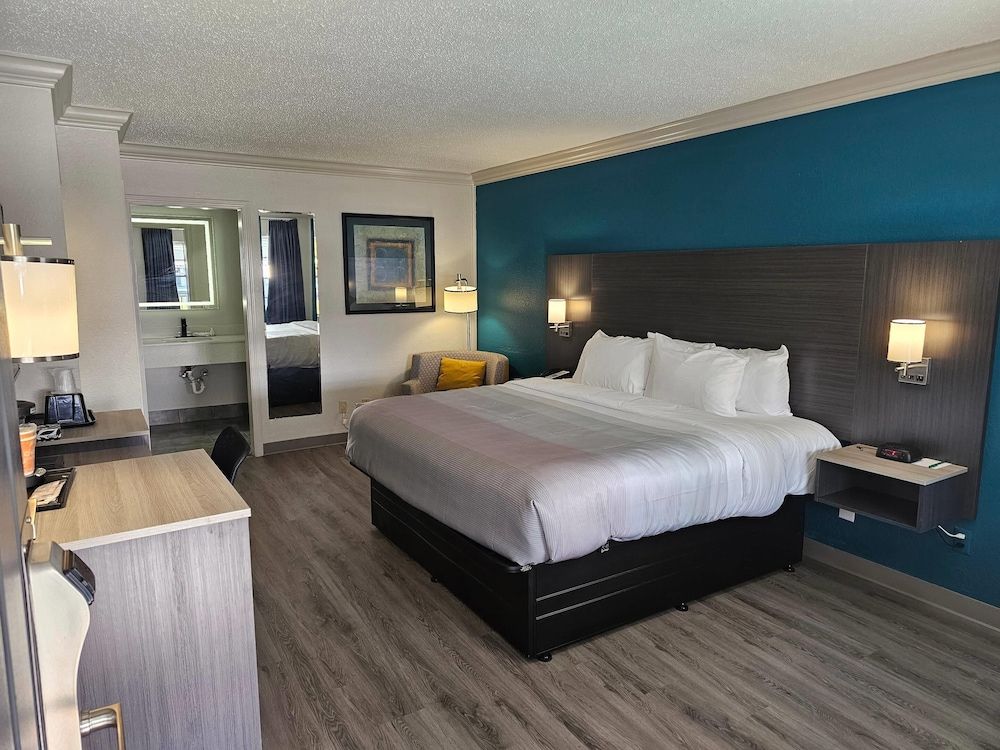 Quality Inn & Suites Standard Room, 1 King Bed, Non Smoking 3