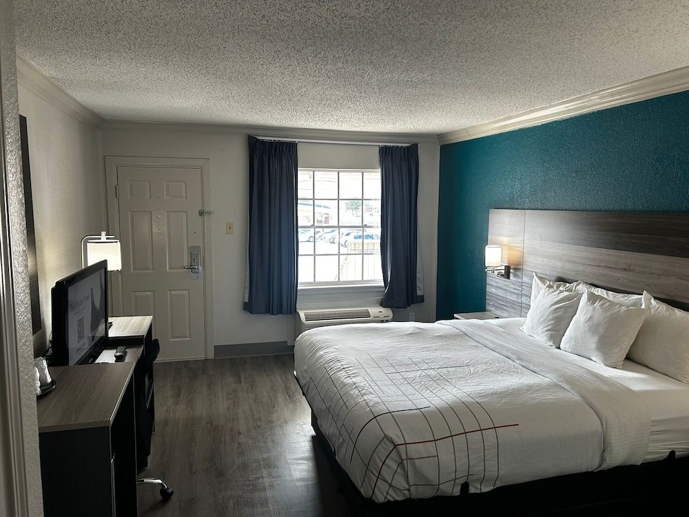 Quality Inn & Suites Standard Room, 1 King Bed, Non Smoking