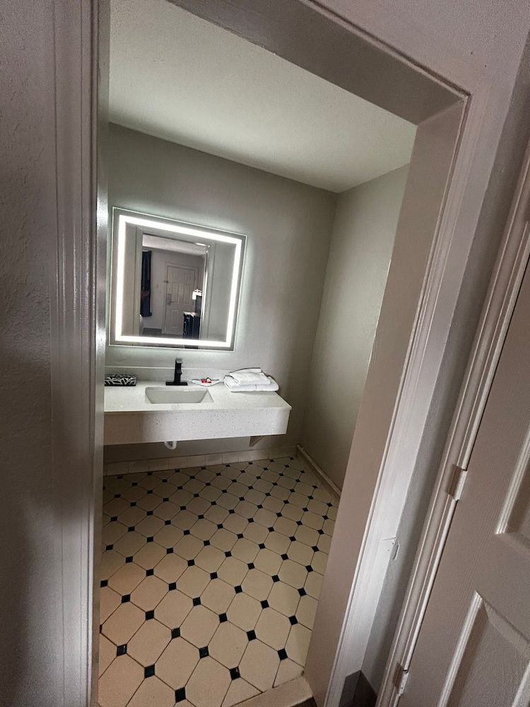 Quality Inn & Suites Standard Room, 1 King Bed, Non Smoking 6