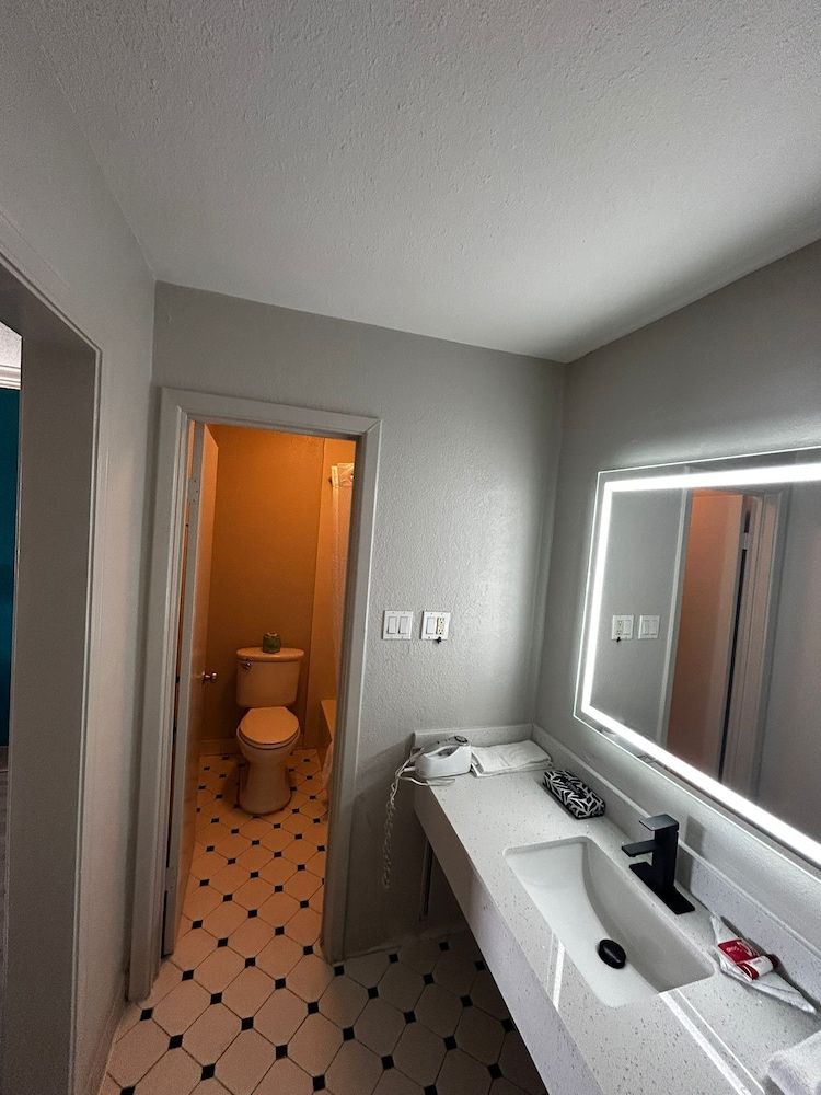 Quality Inn & Suites Standard Room, 1 King Bed, Non Smoking 5