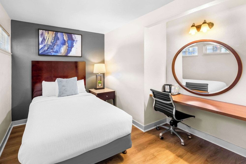 Room, 1 Queen Bed, Non Smoking (Efficiency)