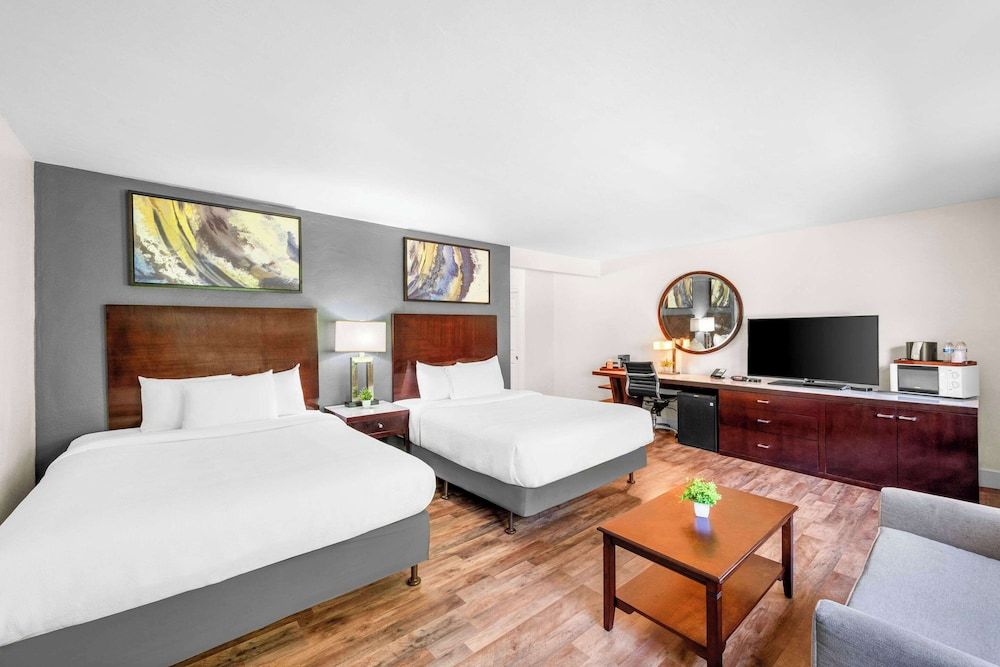 Suite, Non Smoking (Efficiency, 1 Double & 2 Queen Beds)