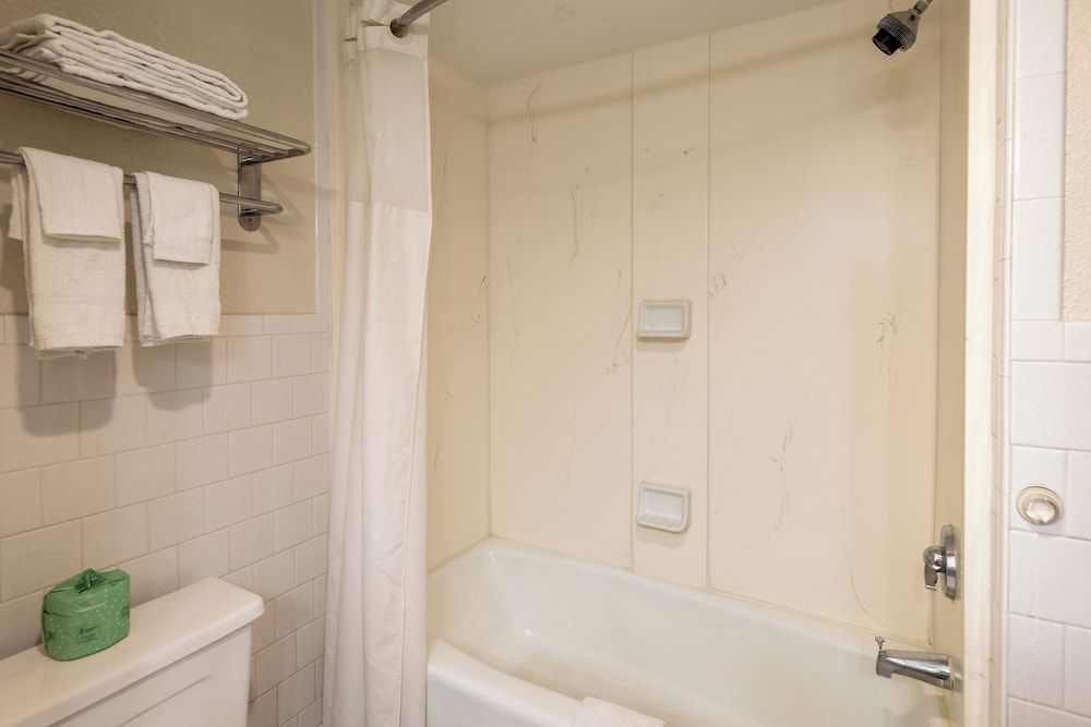 Dominion Inn & Suites Deluxe Double Room 7