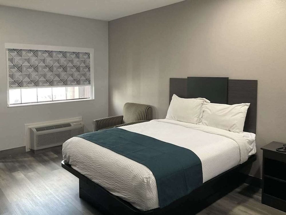 Studio 6 Suites Brenham, TX Standard Suite, 1 King Bed, Non Smoking, Kitchenette 6