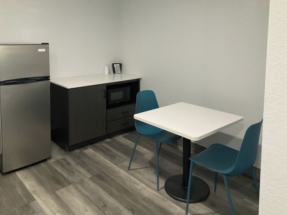 Studio 6 Suites Brenham, TX Standard Suite, 2 Queen Beds, Non Smoking, Refrigerator & Microwave 10