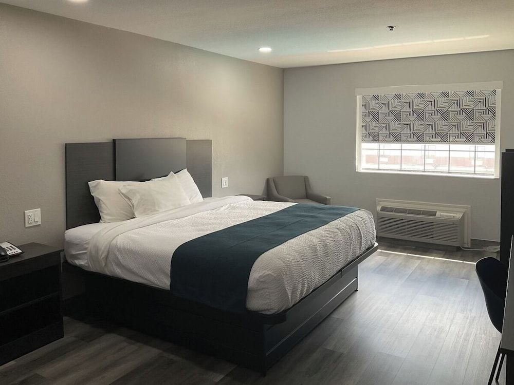 Studio 6 Suites Brenham, TX Standard Suite, 1 King Bed, Non Smoking, Kitchenette 4