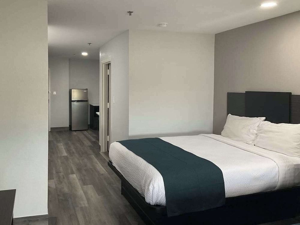 Studio 6 Suites Brenham, TX Standard Suite, 1 King Bed, Non Smoking, Kitchenette 5