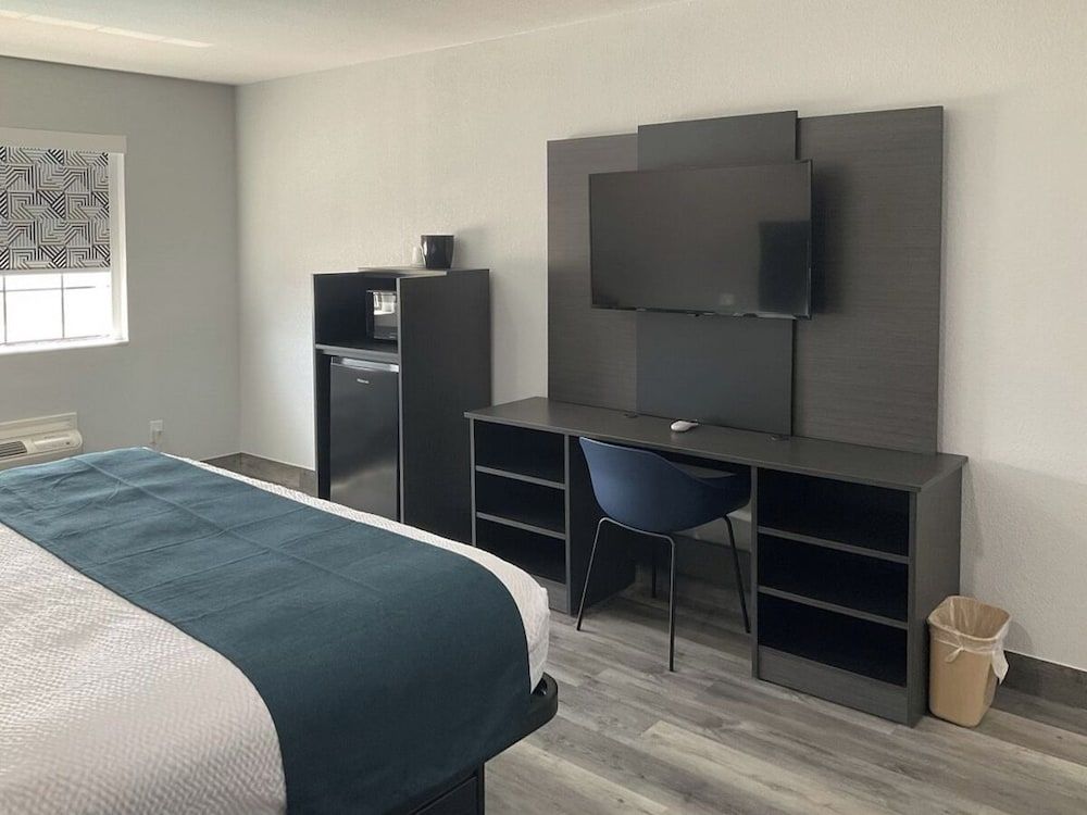 Studio 6 Suites Brenham, TX Standard Suite, 1 King Bed, Non Smoking, Kitchenette 15