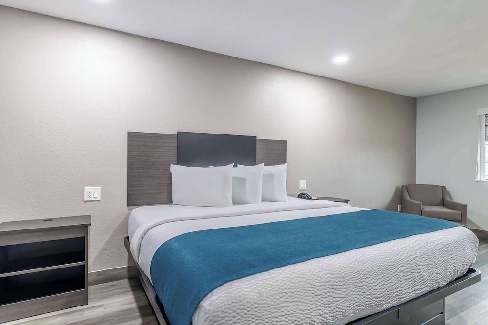 Studio 6 Suites Brenham, TX Standard Suite, 1 King Bed, Non Smoking, Kitchenette 9