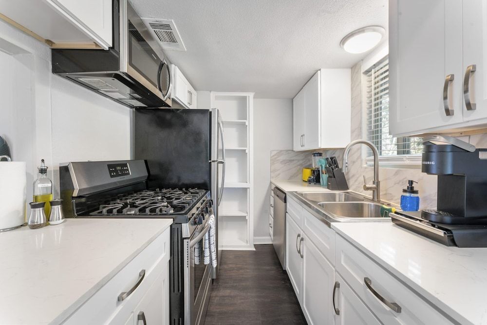 Prime Soco Chic 2BR King Suite w Pool Parking
