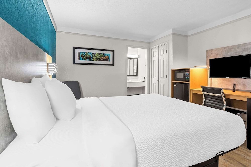 Quality Inn Slidell I-10 Standard Room, 1 Queen Bed, Non Smoking 3