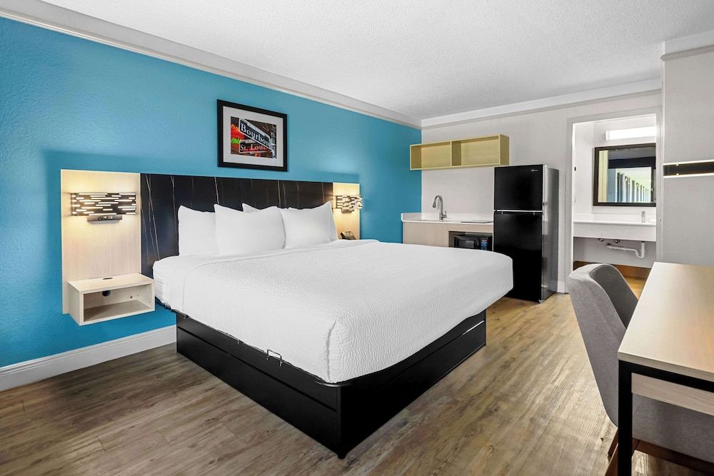 Quality Inn Slidell I-10 Standard Room, 1 King Bed, Non Smoking 4