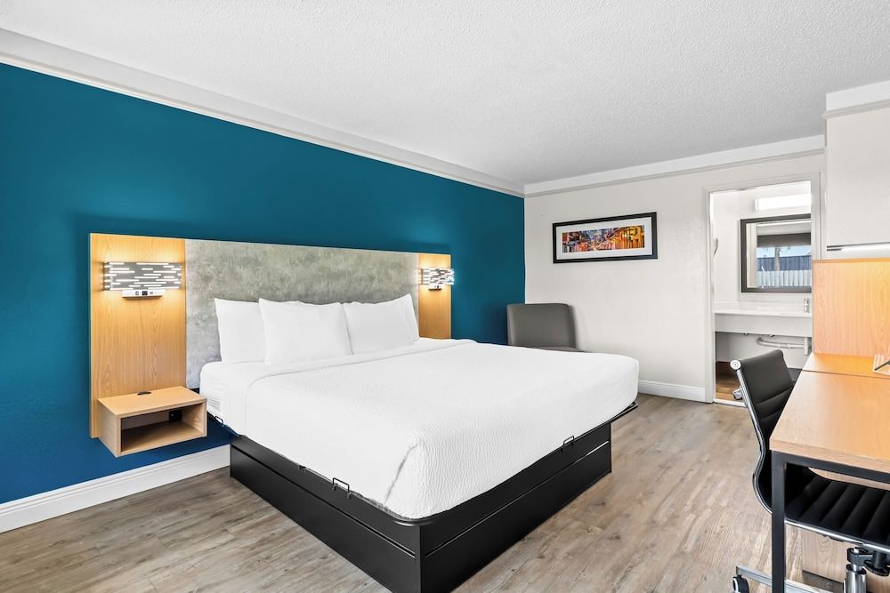 Quality Inn Slidell I-10 Standard Room, 1 King Bed, Non Smoking 3