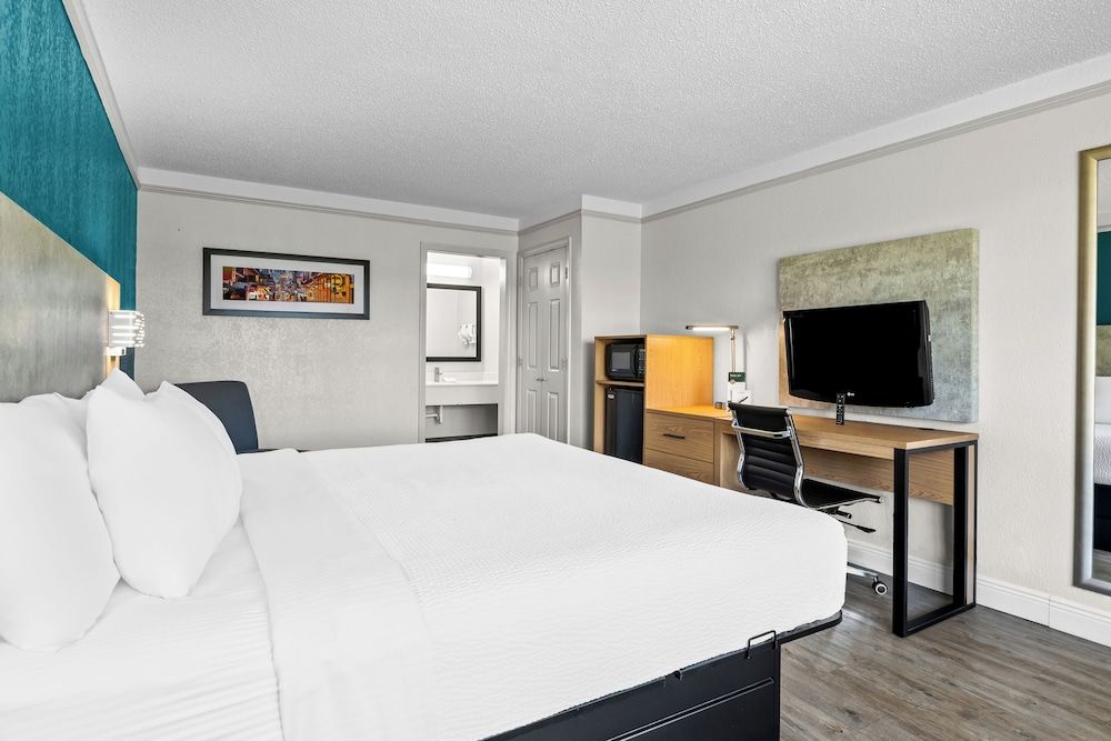 Quality Inn Slidell I-10 Standard Room, 1 King Bed, Non Smoking 6