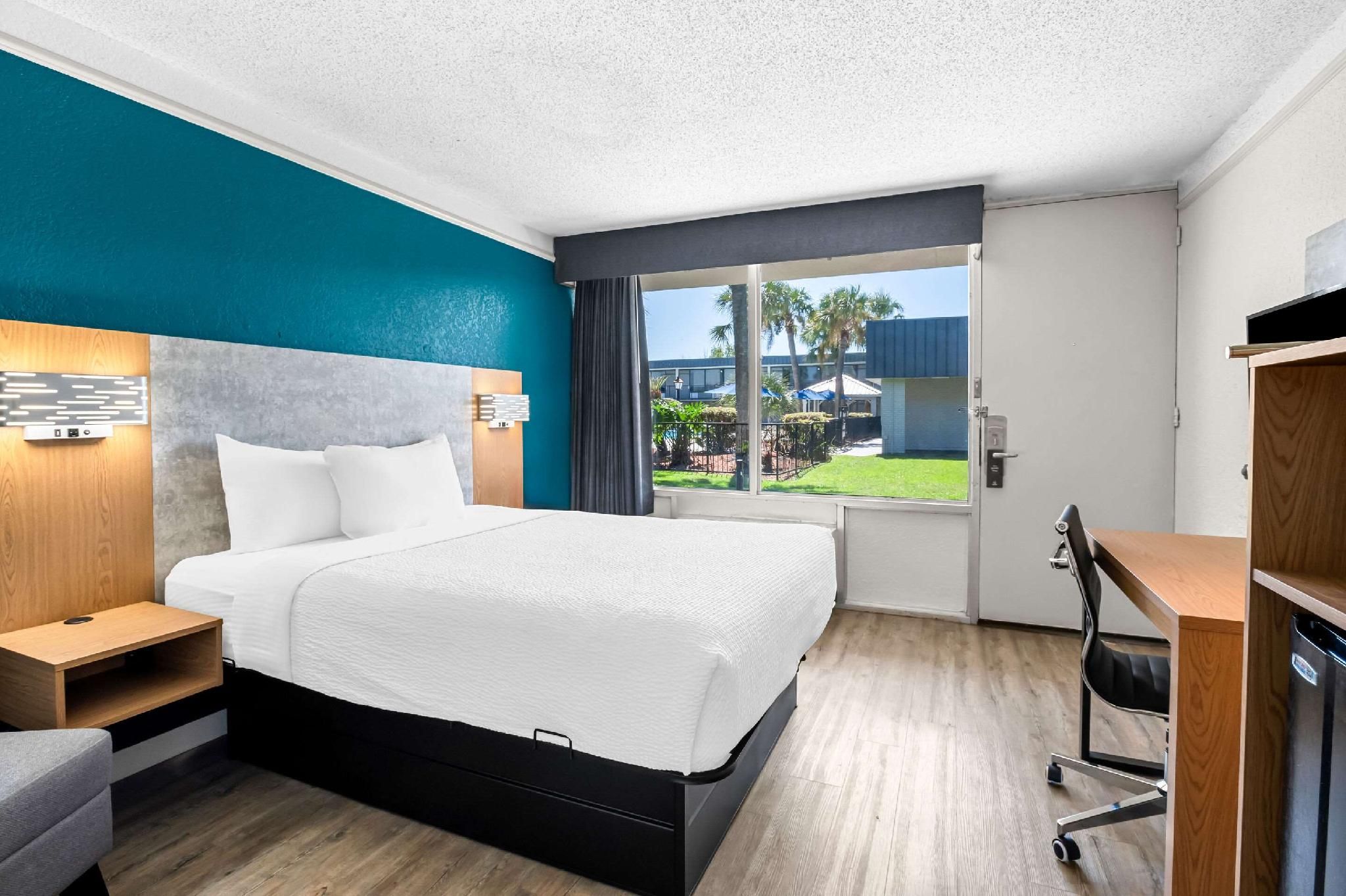 1 Queen Bed, Nonsmoking, Accessible