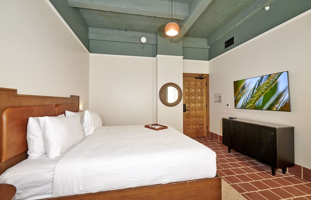 Room, 1 King Bed (Stone)