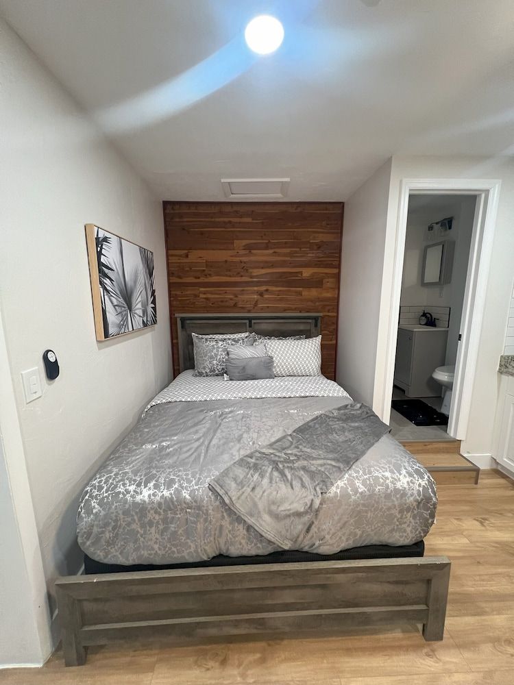 Standard Queen Studio w/ Kitchen & Den