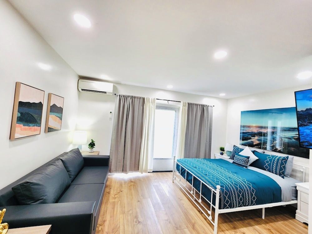 Deluxe Queen Studio w/ Kitchen & Sofa Bed