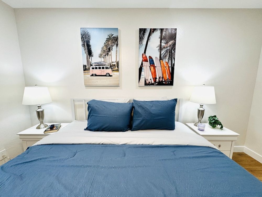 Deluxe 1-Bedroom King w/ Kitchen and Sofa Bed